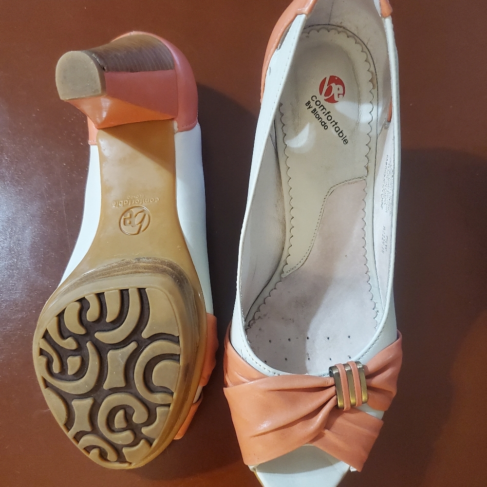 Blonde Violetta pumps. 7.5 W. Color ice.